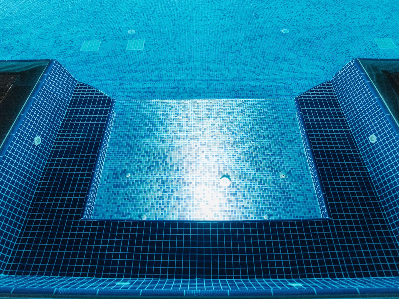 Exklusive Fliesenverlegung für Schwimmbäder, Wellnessbereiche und Spa-Oasen von Fliesen Willems.