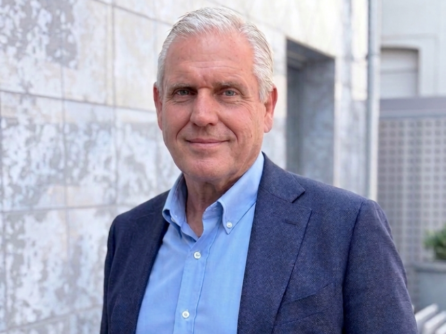 Inhaber Roland Willems bei der fachkundigen Kundenberatung im Showroom an der Stadtwaldstraße.